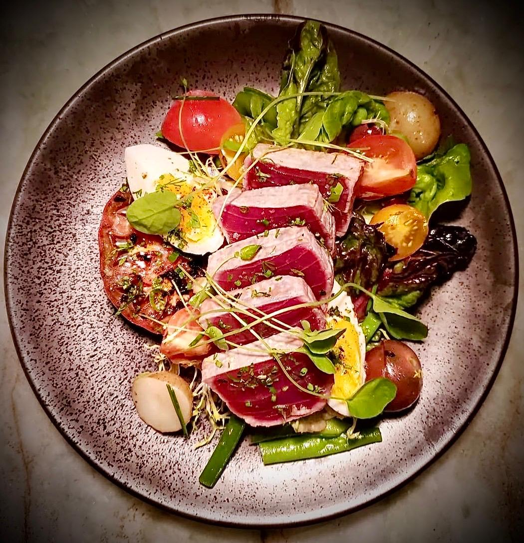 Seared tuna Niçoise business aviation LEVC Valencia